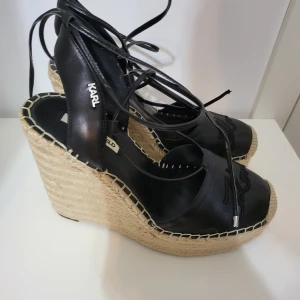 Sandaler - Sandaler från karl lagerfield. Bra skick