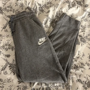 Nike byxor - Säljer dessa Nike byxor för de är för tight i midjan för mig samt för kort för min smak. Bra skick, endast använd nån få gång🤗