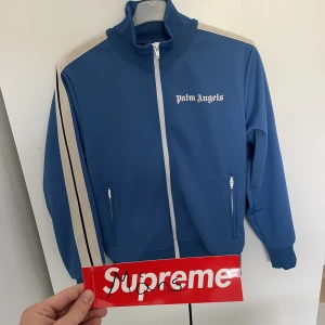 Palm angels  - Tja, säljer en galet snygg Palm angels track jacka i ljus blå Skick: 8/10 Storlek: S Pris: 2000kr För mer bilder eller om ni bara har några frångår skriv privat. Tack 🙏 