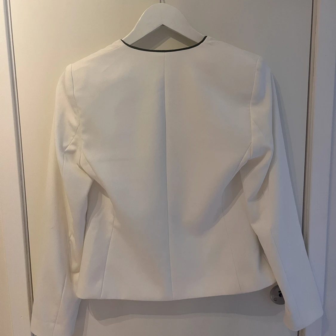 Vit figursydd kavaj  - 90