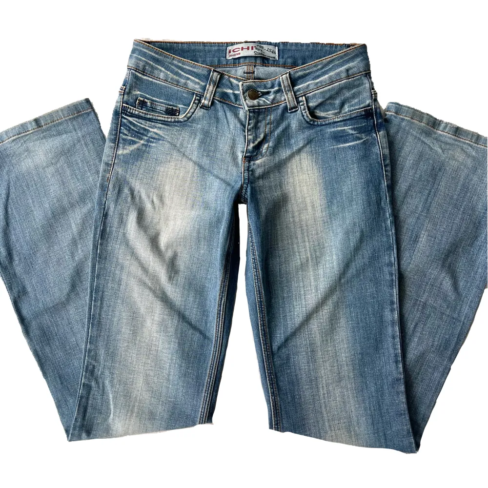 Lågmidjade vintage ichi jeans i jättefin ljusblå tvätt <3 Passar mig som har 27 i lågmidjat! Skicka gärna om du har frågor eller vill ha bilder på❤️ Utsvängda i modellen! Midjemåttet är 72 och innerbenslängden 81 cm. Farkut & Housut.