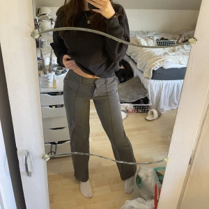 Kostymbyxor gråa - Skit snygga!! Har inte använt mer än 2 gånger dock. ☺️ Passar även 36