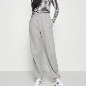 Nike Mjukisbyxor  - De har blivit noppriga och lite urtvättade därav priset🌸men fortfarande jätte mysiga att ha till exempel hemma😊de är i storlek xs men passar även s. kan skicka egna bilder vid förfrågan