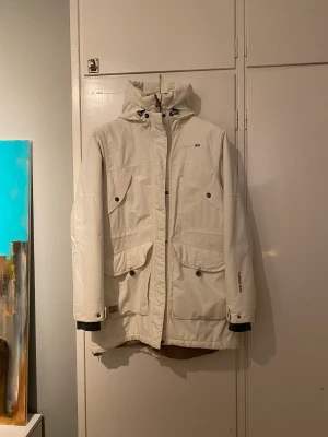 Vinterjacka - Varm, vit vinterjacka från Didriksons. Strl 42. Säljs för 700kr eller 500 vid snabb affär!!