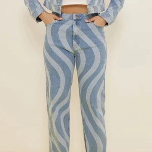 Nakd jeans  - Köptes för 499 kr! Snygga stretchiga jeans i storlek 40! Säljer i gult med. Paketpris vid intresse💙🤍