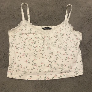 Söt topp - Söt, vit, blommig topp i storlek S💞