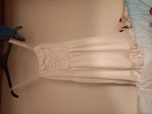 Vit lolita klänning  - Bara testad fint skick katt finns I hemmet men rollar av innan jag skickar.