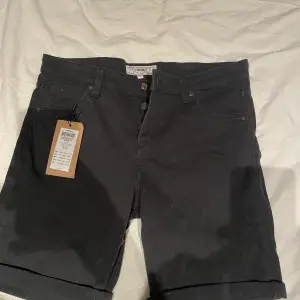 Svarta fina sprillans nya (prislapp sitter kvar) jeans shorts från produkt! Storlek 170!