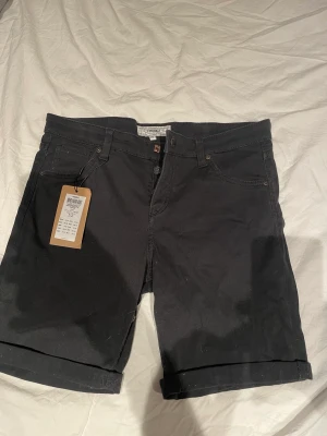 Jeans shorts  - Svarta fina sprillans nya (prislapp sitter kvar) jeans shorts från produkt! Storlek 170!