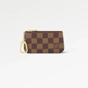 Key pouch Louis Vuitton - Key pouch från louis vuitton,  Nyskick Kvitto och box medföljs  Säljes för 2000 Pris kan diskuteras. Skickas med spårbar frakt eller mötas upp i Stockholm