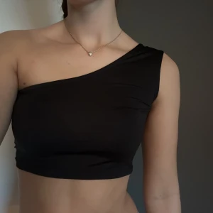Topp från Madlady  - Svart croptop från Madlady i storlek S. I bra skick 🌸