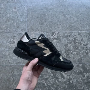 Valentino rockrunners - Säljer ett par valentino rockrunners i fint skick, 8/10. Använda men fortfaranade fina! Storlek 41, men valentino sitter en size upp!  Tveka inte på att höra av dig ifall du har frågor!