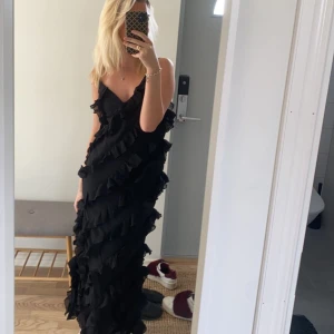 Klänning - Superfin klänning från NA-KD som jag endast har använt 1 gång på min bal så den är i nyskick. I storlek 32 som är slutsålt nästan hela tiden, brukar vanligtvis ha XS och denna sitter bra 🫶🏼