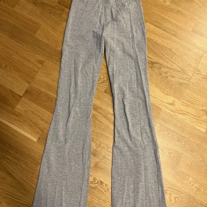 Yogapants - Gråa utsvängda byxor från lager 157, stl S
