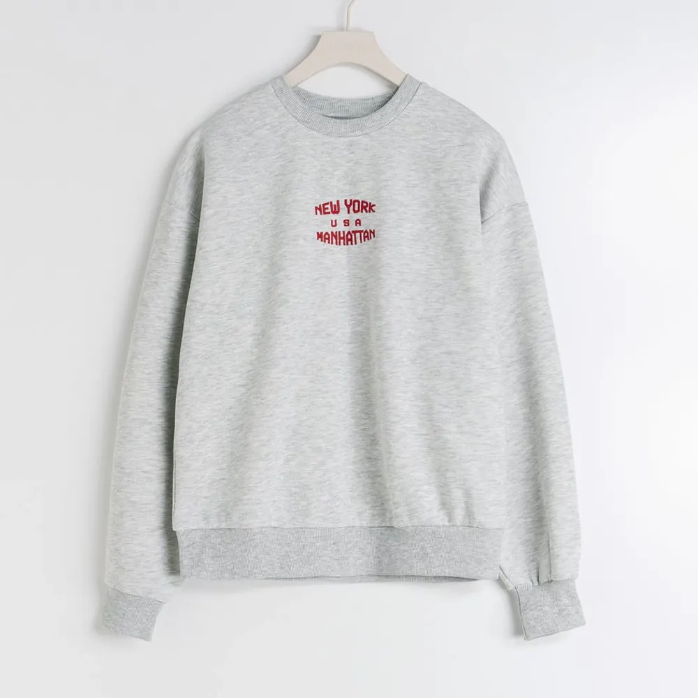 Sweatshirt från Gina Tricot i nyskick (aldrig använd) Storlek S🤍. Tröjor & Koftor.