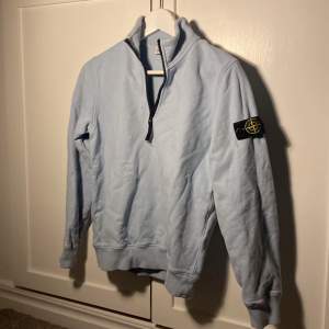 Säljer en superfin ljusblå Stone island junior tröja. Stl 12 / 156. Tröjan är sparsamt använd och i Finfint skick! 