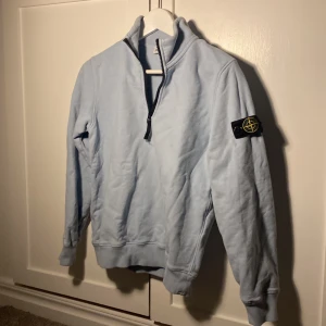 Stone island junior tröja - Säljer en superfin ljusblå Stone island junior tröja. Stl 12 / 156. Tröjan är sparsamt använd och i Finfint skick! 