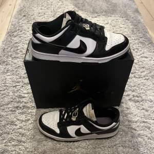 Säljer ett par äkta låga World Champion Nike dunks i storlek 41. Dom är andvända och 7/10 skick. Insidan är ganska trasig (sista bilden) men är inget som syns vid andvändning. Original boxen finns tyvär inte. Hör av er vid frågor eller funderingar 😁