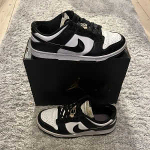 Dunks  - Säljer ett par äkta låga World Champion Nike dunks i storlek 41. Dom är andvända och 7/10 skick. Insidan är ganska trasig (sista bilden) men är inget som syns vid andvändning. Original boxen finns tyvär inte. Hör av er vid frågor eller funderingar 😁
