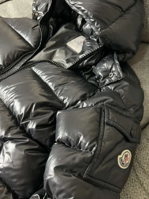Moncler maya  - Säljer min moncler maya pågrund av att den inte kommer till användning och nu är den för liten. Har använt den på få tillfällen. De är en storlek 2(Small) hör gärna av er vid ytligare frågor😁