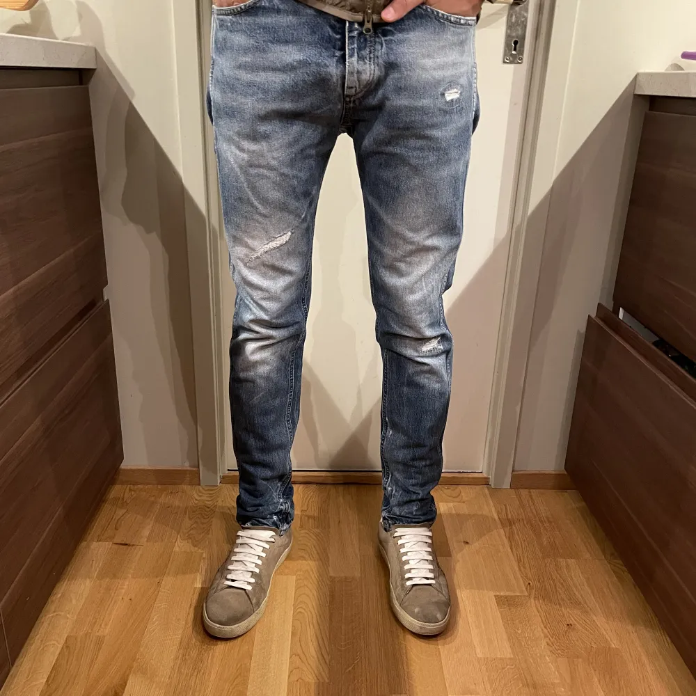 Jack and Jones jeans i storleken 30/34. Modellen på bilden är 183 och väger 68kg. Nypris 999kr ooch de är i gott skick. Jeans & Byxor.