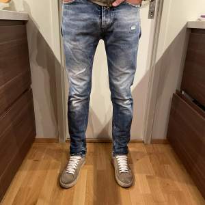 Jack and Jones jeans i storleken 30/34. Modellen på bilden är 183 och väger 68kg. Nypris 999kr ooch de är i gott skick