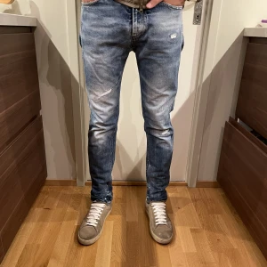 Jack and Jones jeans - Jack and Jones jeans i storleken 30/34. Modellen på bilden är 183 och väger 68kg. Nypris 999kr ooch de är i gott skick