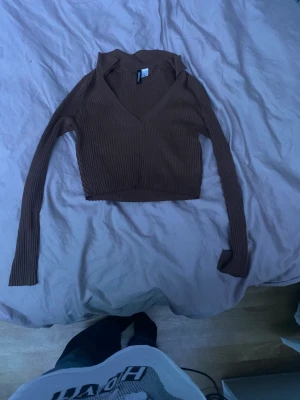 Snygg tröja - Säljer denna snygga bruna tröja från hm. Säljer eftersom jag inte använder den. Köptes för 129