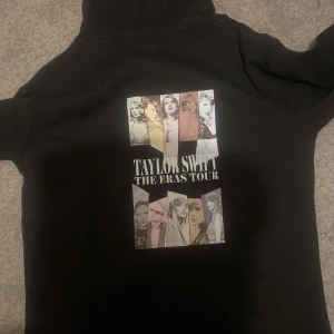 Taylor tröja - Säljer min jätte fina hoodie som jag fick i födelsedagspresent men kom inte till användning ❤️