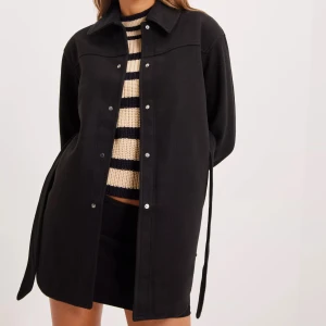 Vero Moda kappa - Säljer min svarta Vero Moda kappa i storlek s. Den är hel och har inga skador. Kom privat för egna bilder❣️