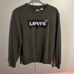 Mycket lite använd original Levis Sweatshirt. Ganska standart fit, passar bra på mig som är 170 cm. 