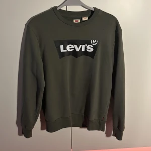 Levis Sweatshirt Grön - Mycket lite använd original Levis Sweatshirt. Ganska standart fit, passar bra på mig som är 170 cm. 