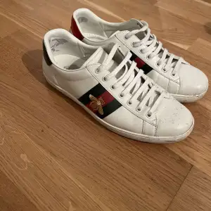 Säljer dessa Gucci ace skor i storlek 45. Har tyvärr inte kvitto. Skriv om du har frågor & tar emot bud :)