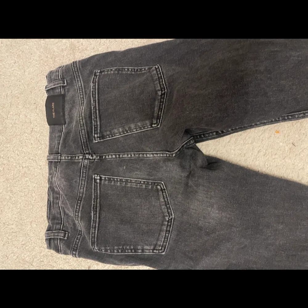 Jätte fina svarta/mörk gråa jeans. Har andvänts inte alls så många gånger. Dom är inte slitiga. (Köpte dom för 400 kr). Jeans & Byxor.