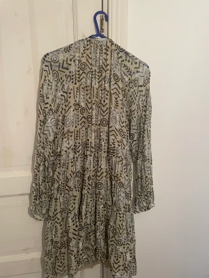 Fin klänning från Zara - Säljer denna fina klänning som är använd fåtal gånger, säljer den för den inte kommer till användning. Klänningen har inga defekter. 💕