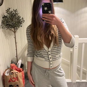 Randig kofta  - Säljer nu min supergulliga kofta ifrån odd Molly, inga tecken på användning förutom att lappen är avklippt! (Frakt 49kr)