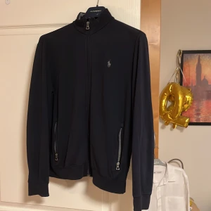 Ralph lauren zip tröja - Zip tröjan är marinblå och har storleken S. 10/10 skick.  Priset är diskuterbart. Skriv om ni har några frågor.