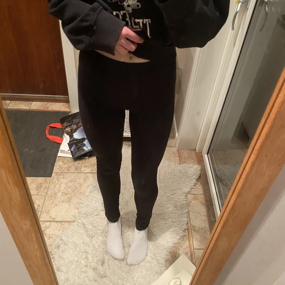 Vanliga svarta tights från h&m🤩Använda ca 5 gånger och har inga fel. Strl. 164 men passar som XS, jag är 170+ och byxorna är lite längre än anklarna☺️. Jeans & Byxor.