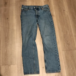 Blå jeans från WEEKDAY  - Blå Jeans från WEEKDAY, Regular fit, i bra skick