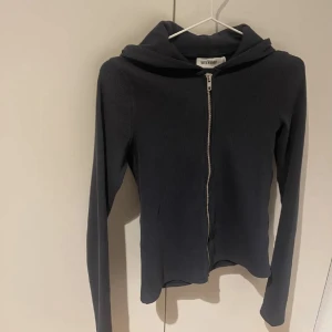 Weekday tröja💙 - mörkblå weekday tröja med luva och dragkedja💙 enbart använd en gång, storlek S!