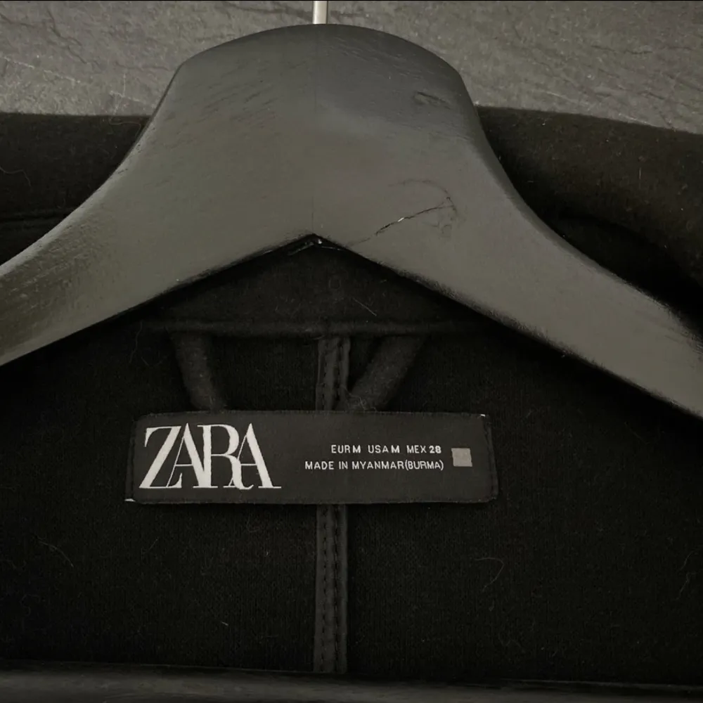 Jättefin kappa från Zara, använd men fortfarande fint skick!. Jackor.