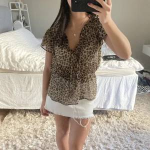 Leopard blus  - Sjuuukt fin och snygg leopard blus med knytning!! 🐆🐆