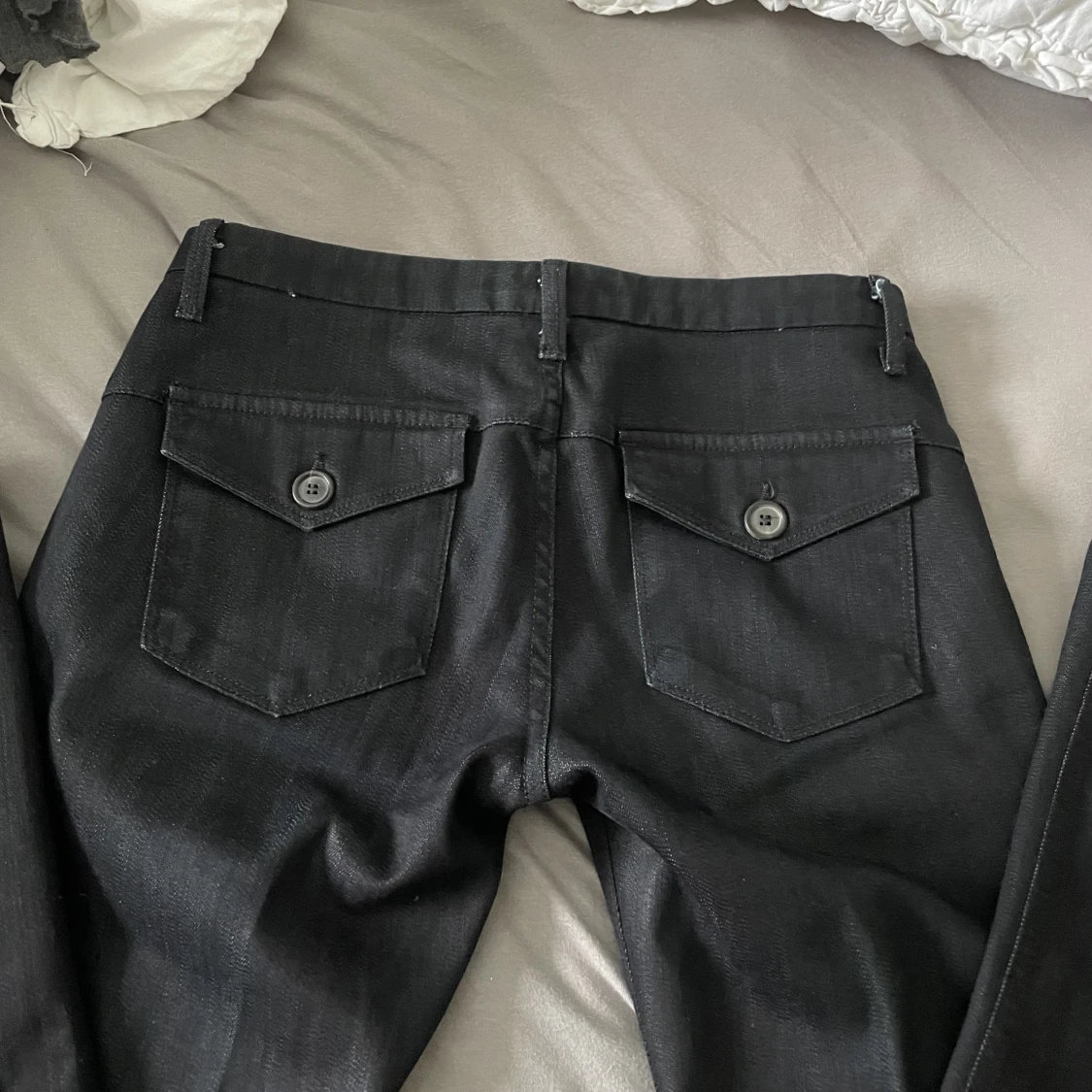 Lågmidjade bootcut jeans med fickor baktill