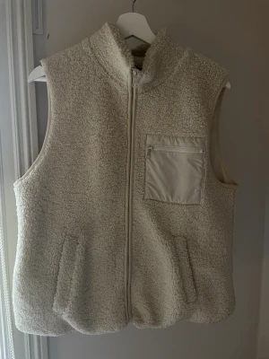 Teddy vest - Säljer denna teddyvest!🧸Knappt använd!❤️