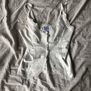 Linne - Linne från princess polly. Saknar en knapp (se bild) men e lika snygg att ha med bara dem översta knapparna knäppta. Har några bus fläckar (be om bild) men som man inte tänker på när man har på sig den. Köpt för 50$ + 31$ i avgifter❤️