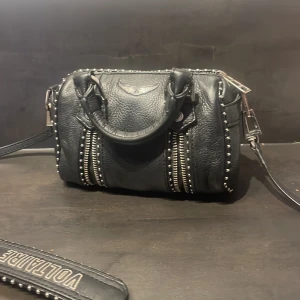 Zadig väska  - Säljer denna fina väska ifrån zadig, hör av er vid frågor💗intresserad av byten mot andra väskor 