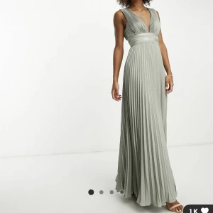 helt ny balklänning - helt ny, ligger kvar i original förpackningen orörd, säljer då jag inte hann returnera den. Färgen är lite olivgrön!! Kan tänka mig att gå ner i pris vid snabb affär❤️