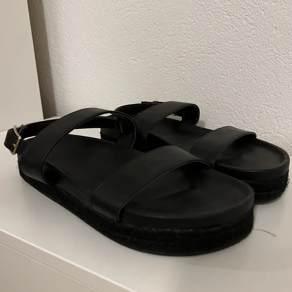 Svarta sandaler från Asos, endast använda en gång. För stora för mig. Storlek 40. Skor.