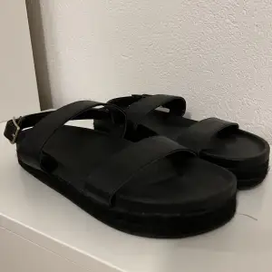 Svarta sandaler från Asos, endast använda en gång. För stora för mig. Storlek 40