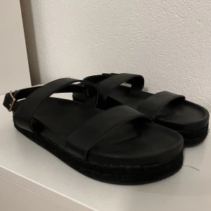 Sandaler från asos  - Svarta sandaler från Asos, endast använda en gång. För stora för mig. Storlek 40